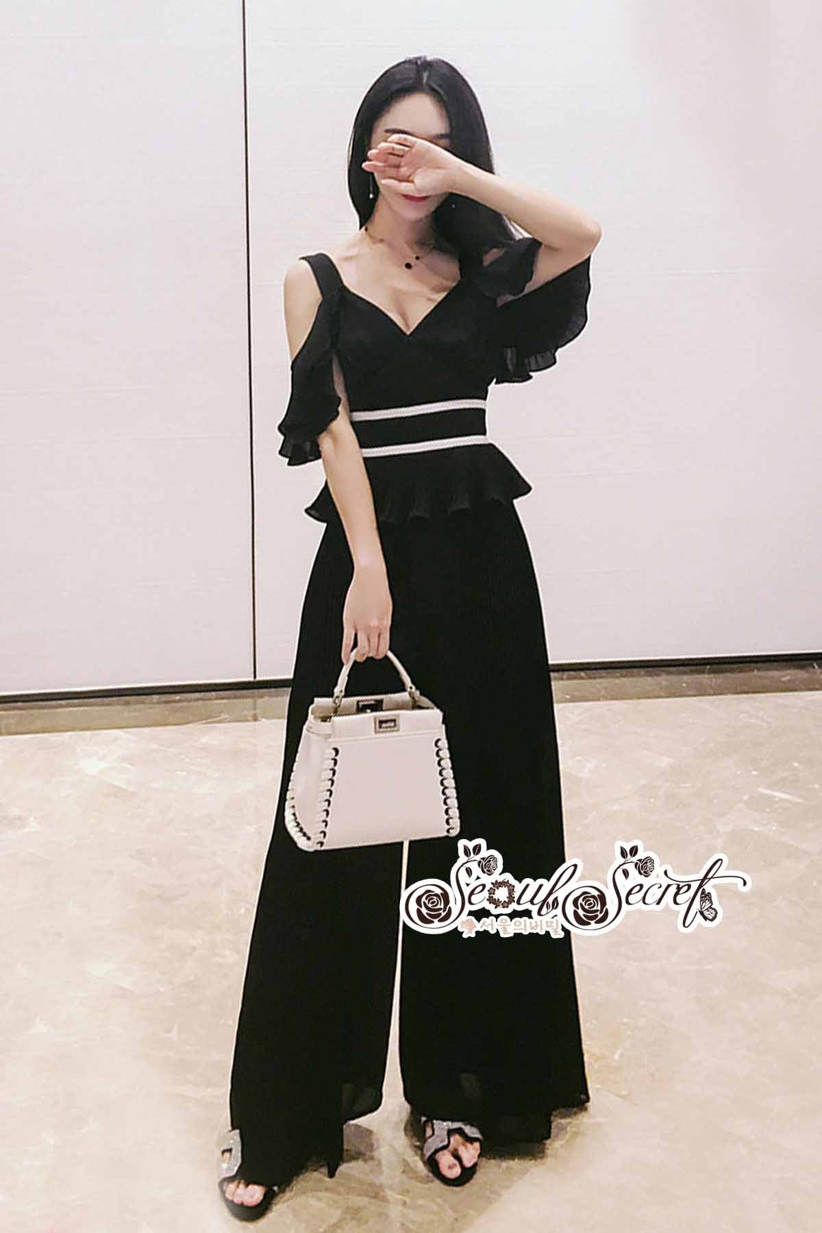 ผ้าโทนสีดำเรียบหรูเสื้อทรงสายเดี่ยว