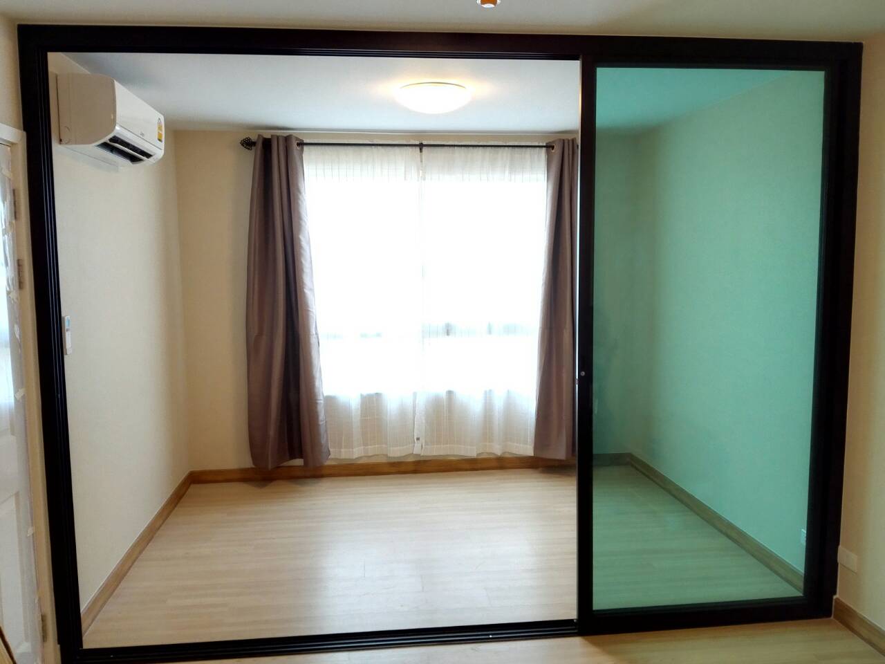 กั้นห้องนอนกับห้องนั่งเล่นสามบานอลูมิเนียมสีดำกระจกเขียวใสพลัมคอนโดพหลโยธิน89