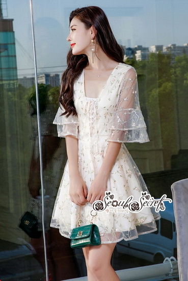 เดรสลุคสาวเกาหลี เป็นเดรสคอวีลึก