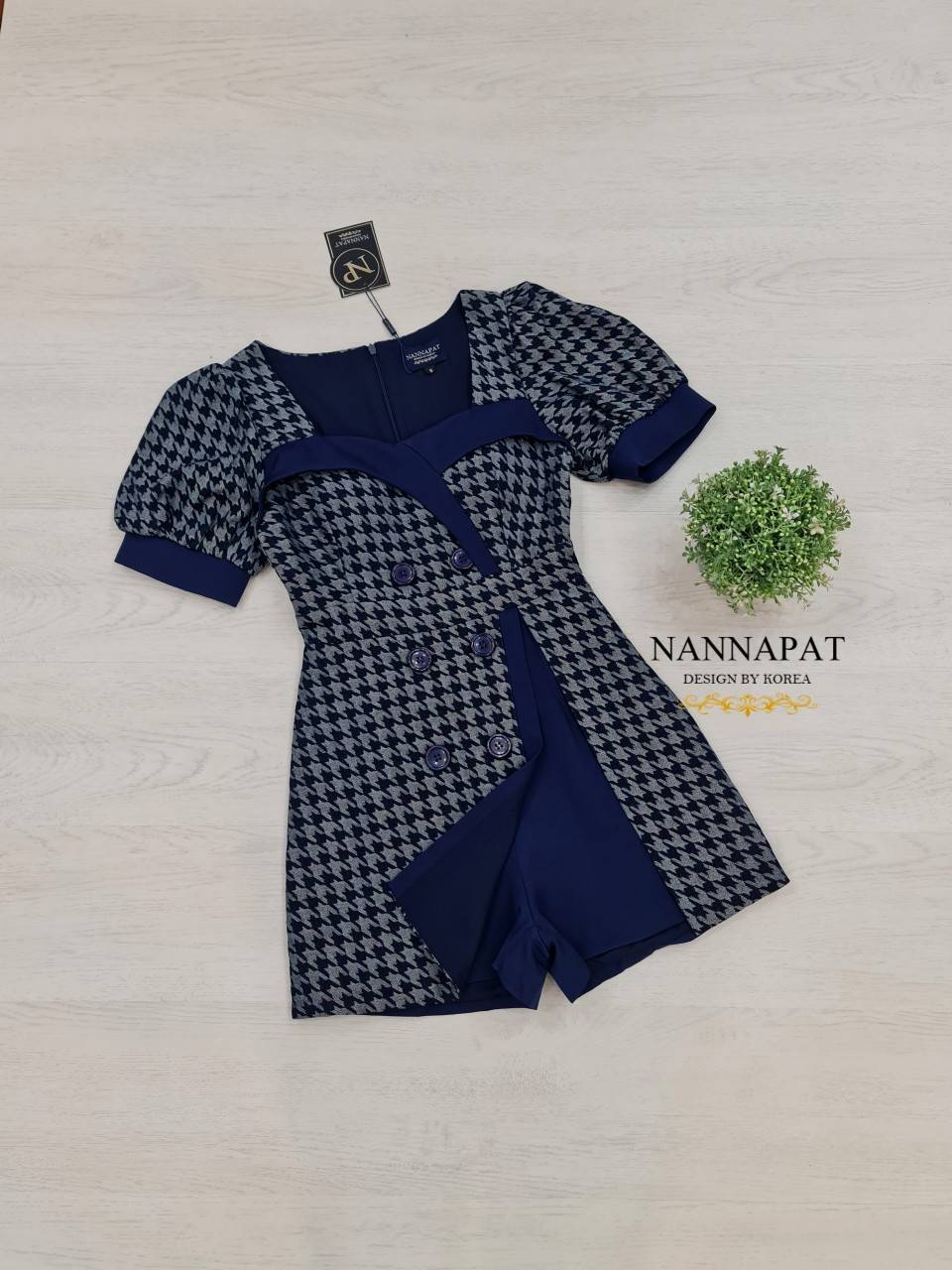 เพลสูทเหมือนเดรส ด้านในเป็นกางเกง