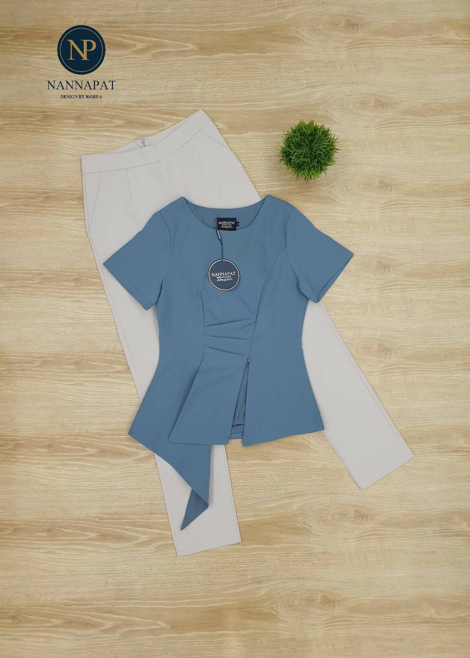 เสื้อเป็นซิปหน้าแต่งจับจีบตรงเอว