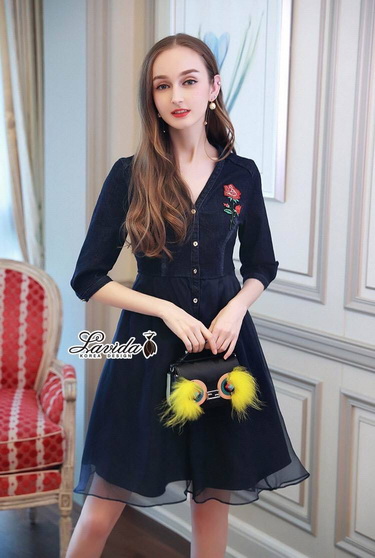 ผ้า Denim ฟอกสีเข้มทรงคอ V