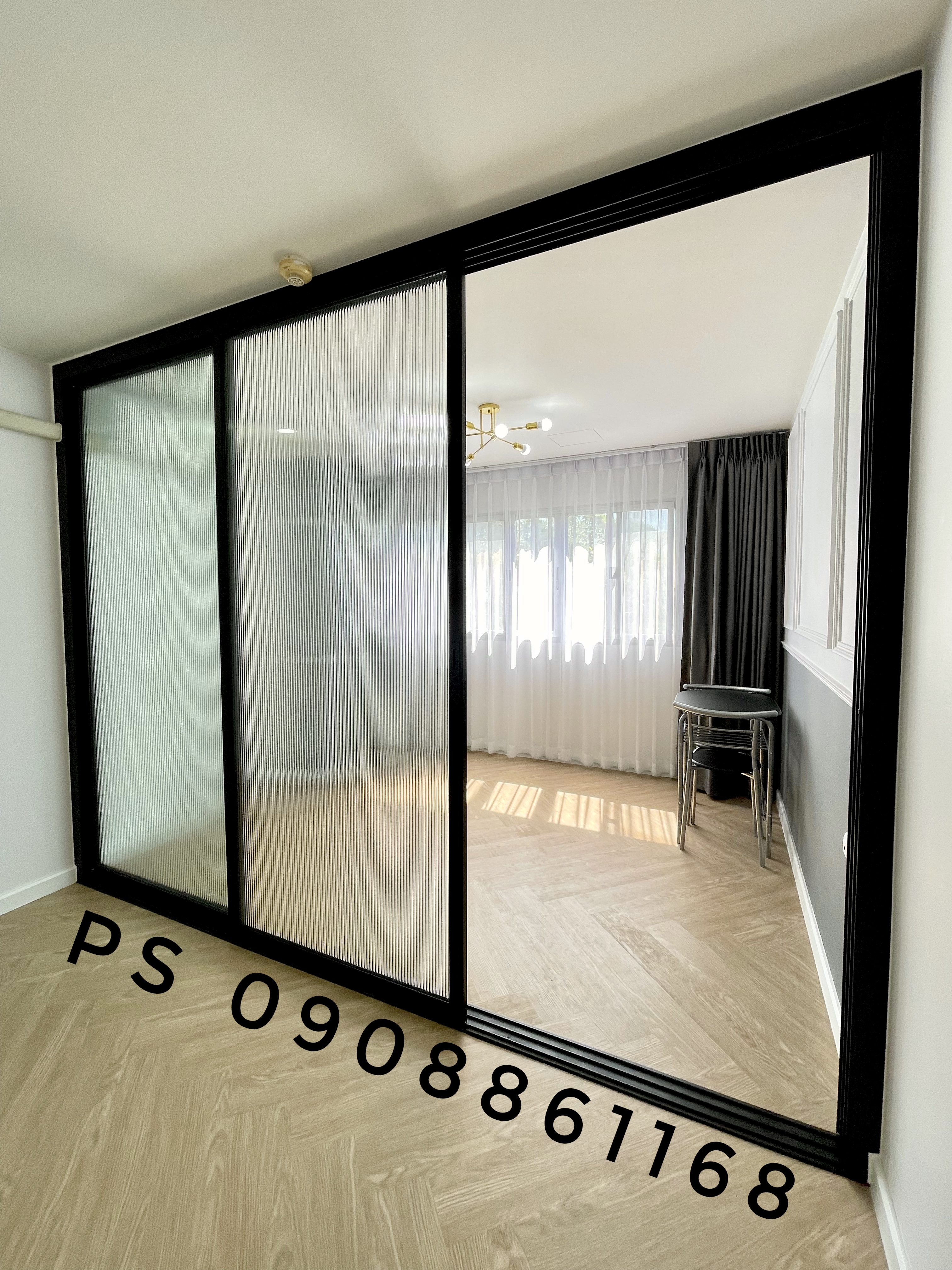 กั้นห้องด้วยประตูบานเลื่อนสามบานอลูมิเนียมสีดำกระจกลอนแก้ว