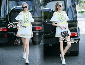 Lady Ribbon Online เสื้อผ้าออนไลน์ ขายส่งของแท้พร้อมส่ง Sweet Bunny SW11250716 Sweet Bunny Present... Frill Cold Shoulder Dress