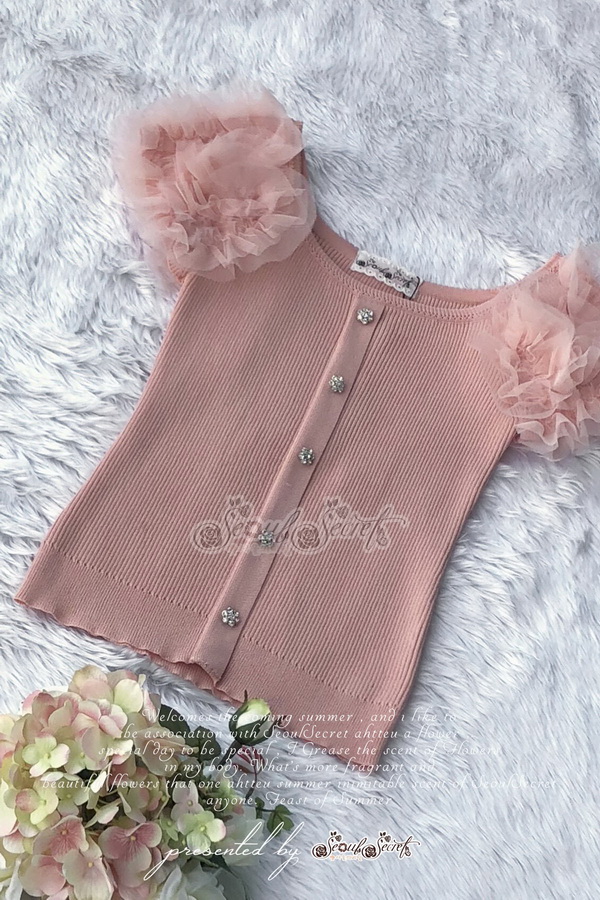เสื้อเป็นเนื้อผ้าไหมสีชมพูคอเหลี่ยมผ้ายืดได้