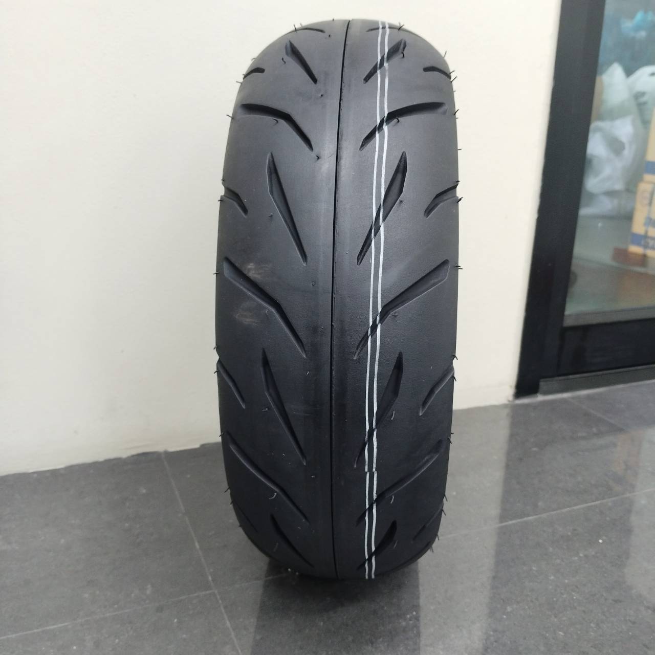 ยางนอกมอเตอร์ไซค์ ขอบ 12 รุ่น K22 ยี่ห้อ KOOGAR ( ยางเรเดียล ไม่ต้องใช้ยางใน) ขนาด 120/70-12 ,130/70-12