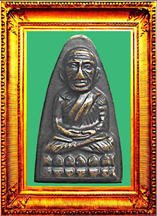 หลวงปู่ทวดหลังหนังสือพิมพ์ใหญ่เสาอากาศ