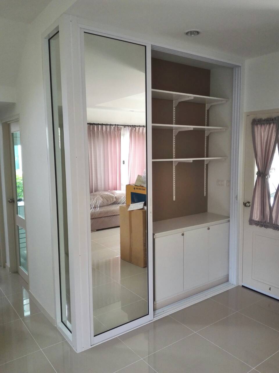 กั้นตู้เก็บของด้วยอลูมิเนียมสีอบขาวกระจกเงาบานเลื่อน3บานพร้อมบานตาย