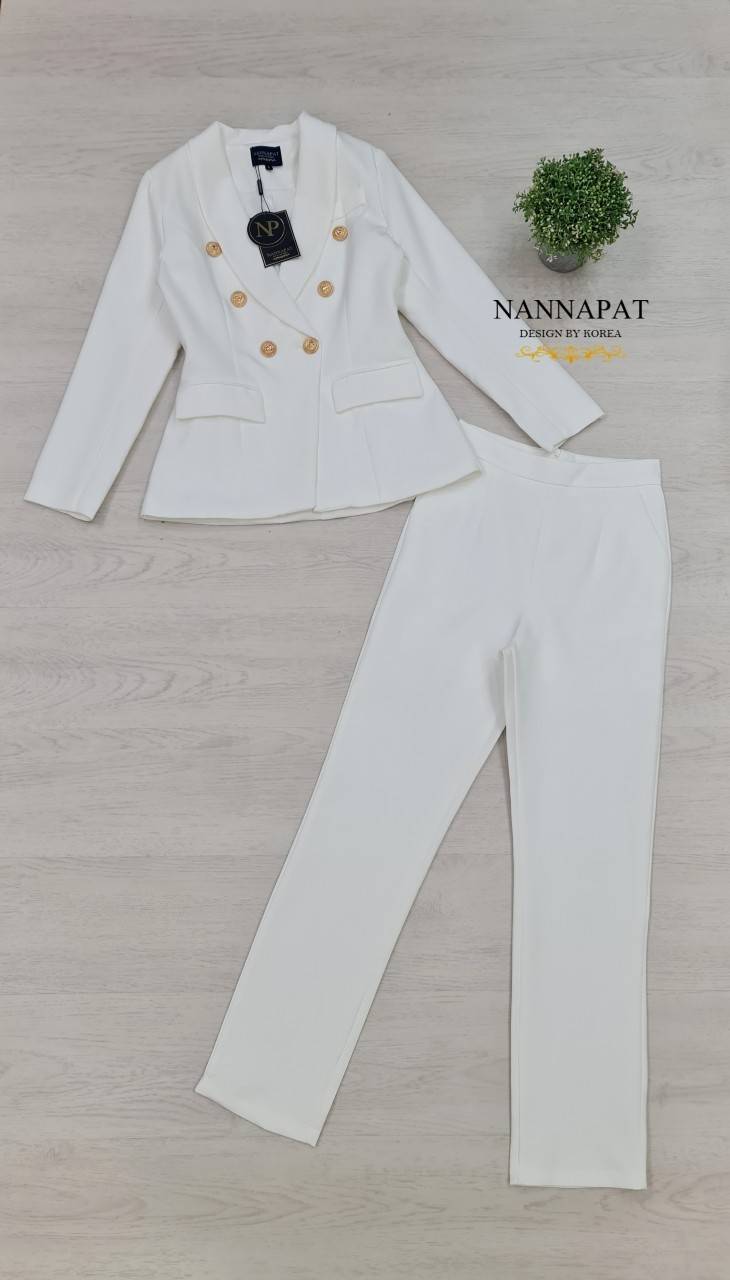 เสื้อสูทสีขาวกระดุมหน้าสีทอง