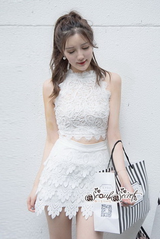 เสื้อแขนกุดสีขาวเนื้อผ้าทอลาย