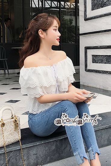 เสื้อทรงเปิดไหล่เสื้อโทนสีขาว