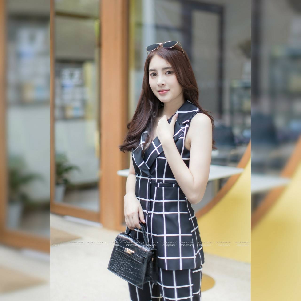 เสื้อสูทแขนกุดกระดุมหน้าลายตารางขาวดำ