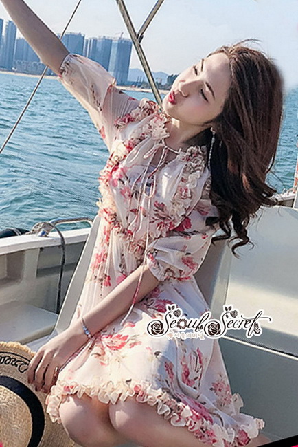 เดรสทรงคอวีสวยเซ็กซี่ๆ ช่วงอกแต่งเป็นระบาย