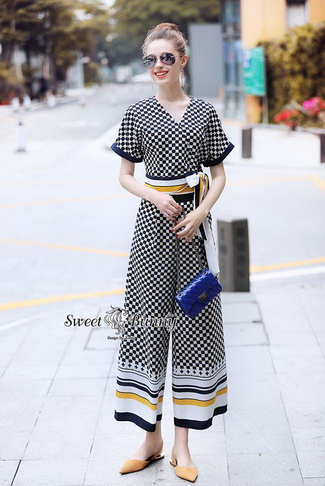 ผ้าสีกรมพิมพ์ลายตารางขาวเล็กๆทั้งชุด