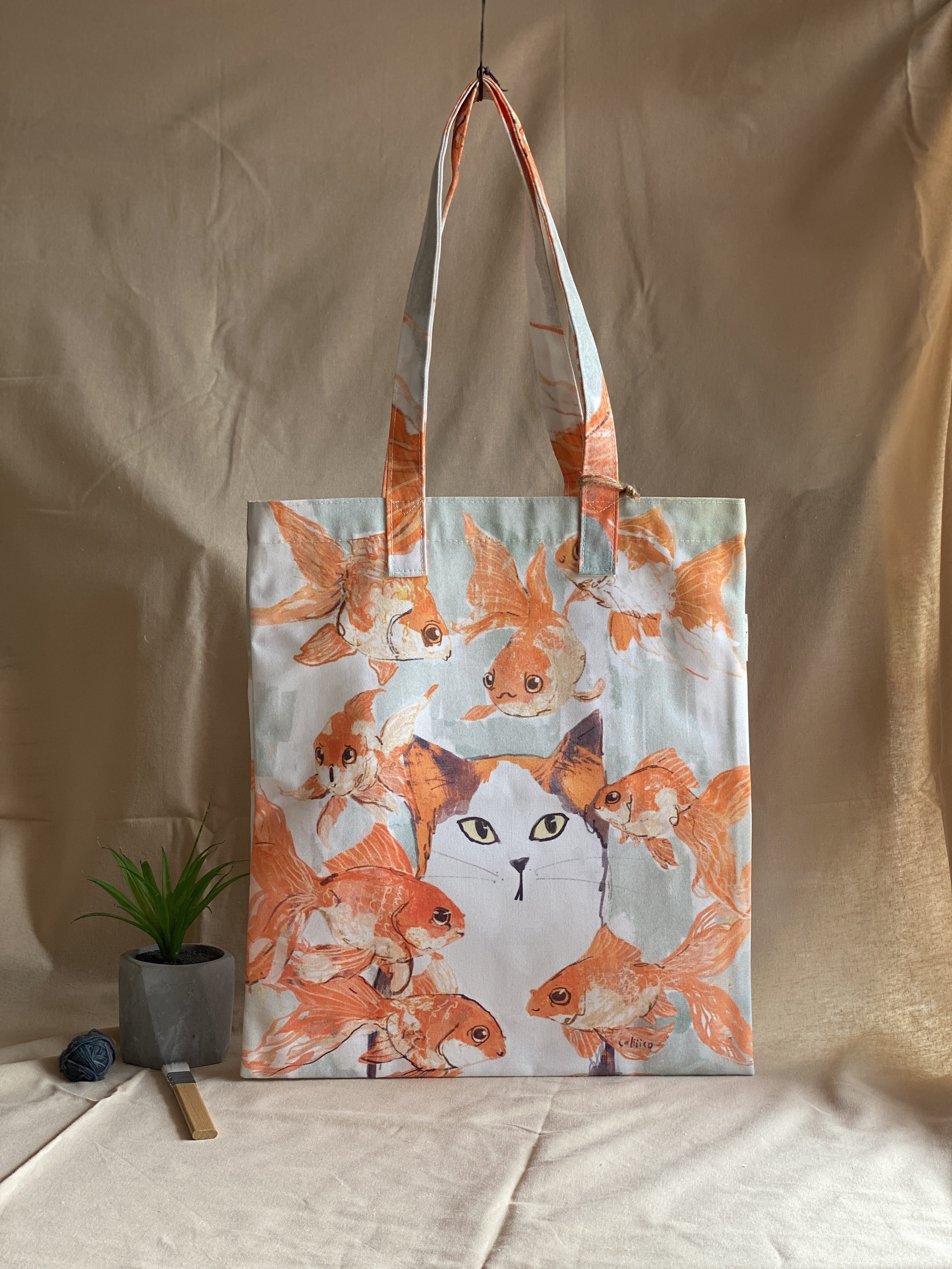 กระเป๋าผ้าลายแมวปลาทอง Tote print
