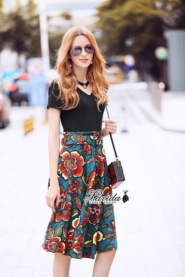 เสื้อผ้ายืดสีดำกระโปรงลายดอกไม้