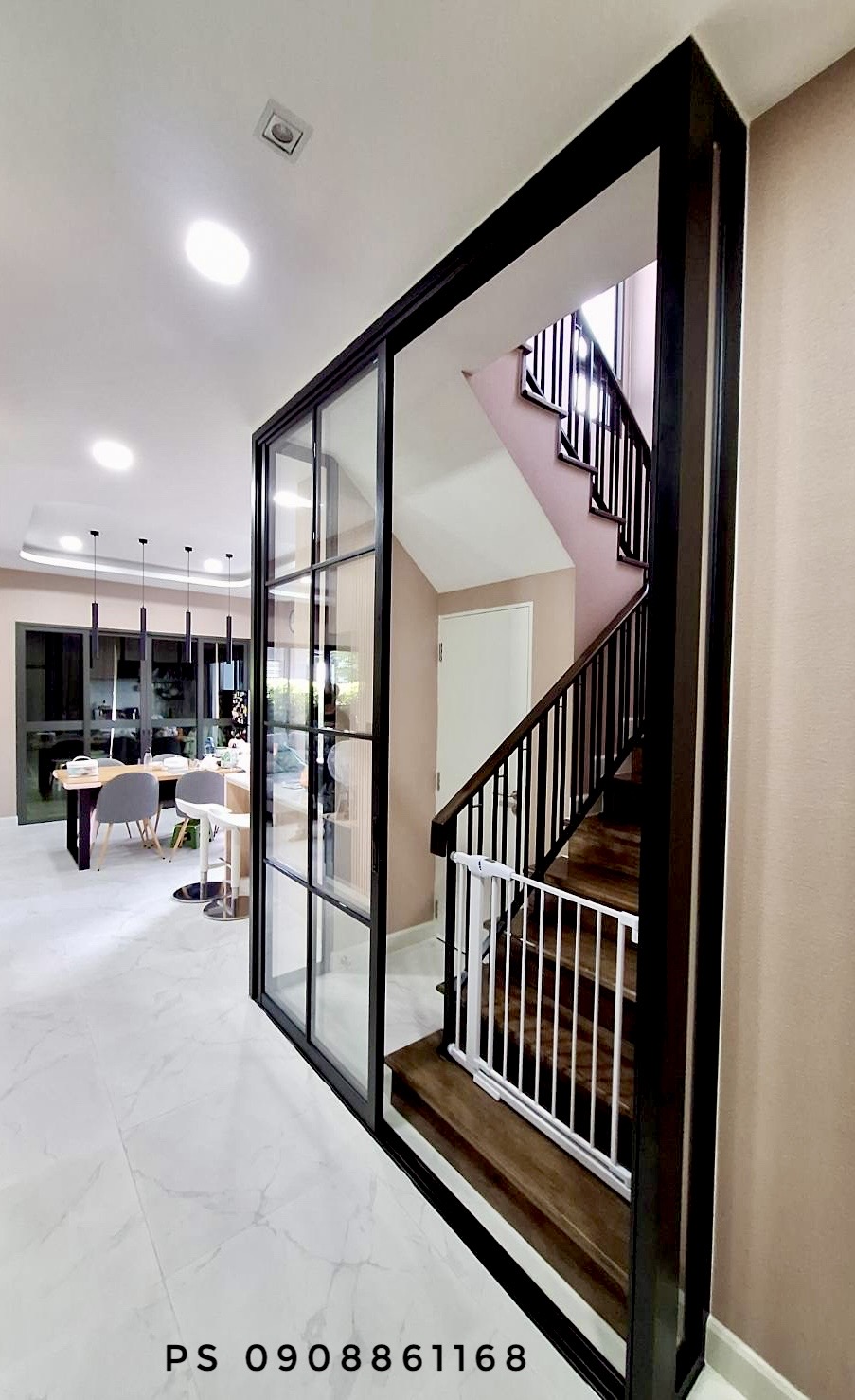 กั้นห้องหน้าบันไดด้วยประตูบานเลื่อนอลูมิเนียมสีดำกระจกเทมเปอร์ใสคาดลายลูกฟัก