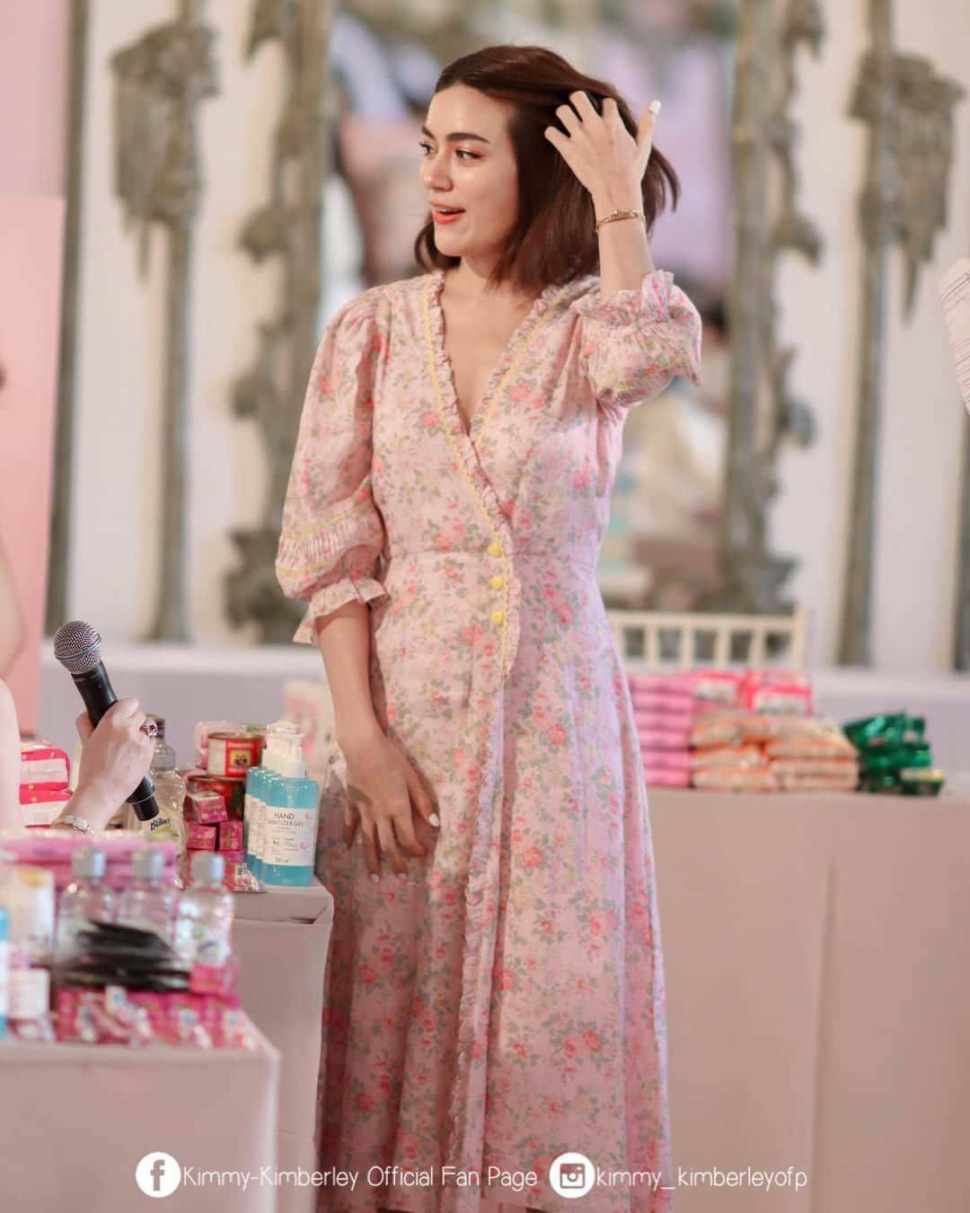 เดรสยาวลายดอกไม้หวานๆ