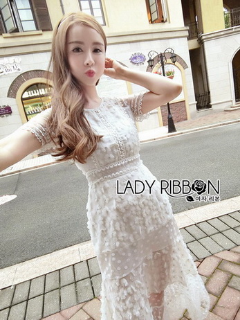 Maxi Dress เดรสยาวสีขาวปักดอกเดซี่