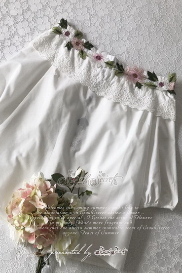 เสื้อทรงเปิดไหล่เสื้อโทนสีขาว
