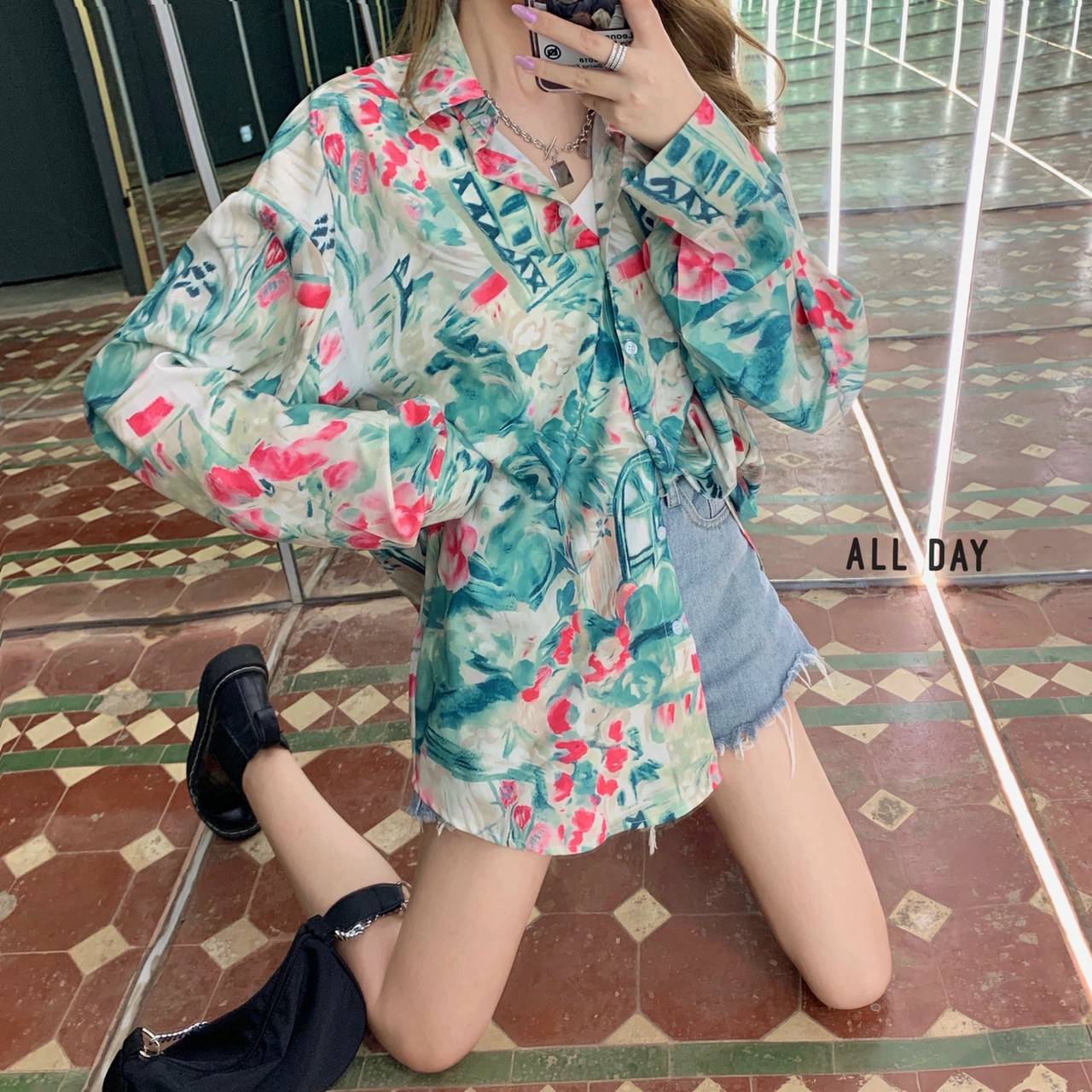 เชิ้ตทรง oversize ปริ้นท์ลายกราฟฟิก
