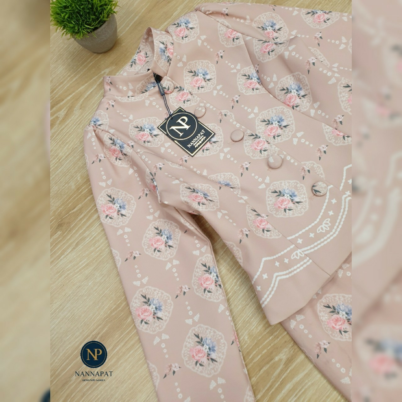 ตัวเสื้อกระดุมหน้า มีฟองน้ำที่ไหล่