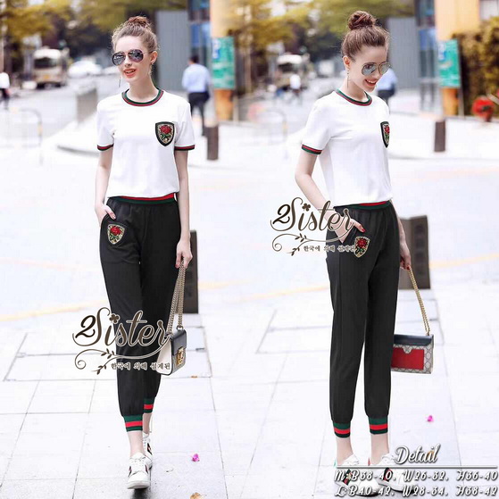 เสื้อขาวแขนสั้นพร้อมกับกางเกงขายาวสี่ส่วน