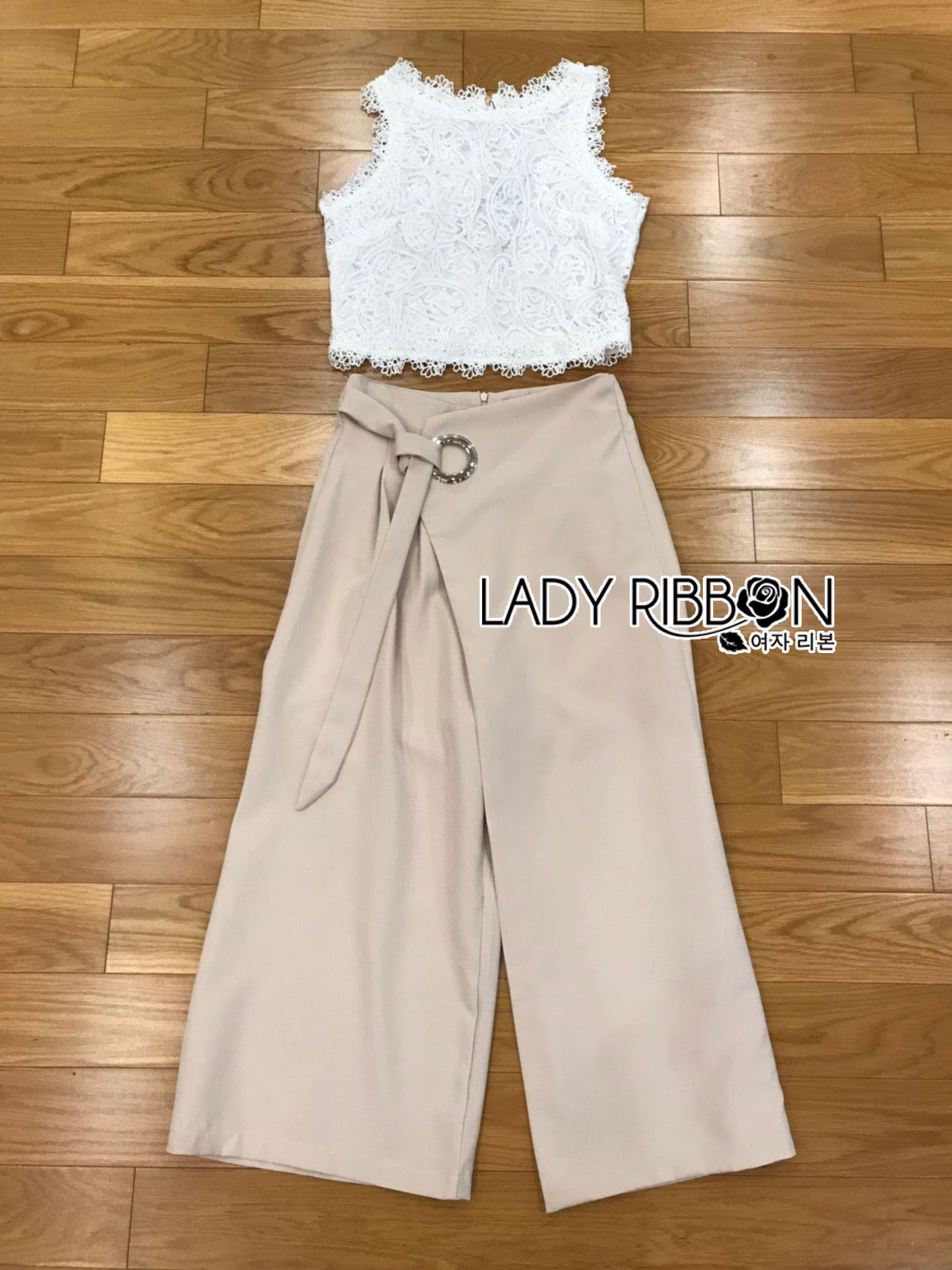 เซ็ตเสื้อแขนกุดผ้าลูกไม้สีขาวและกางเกงขากว้างสีนู้ด