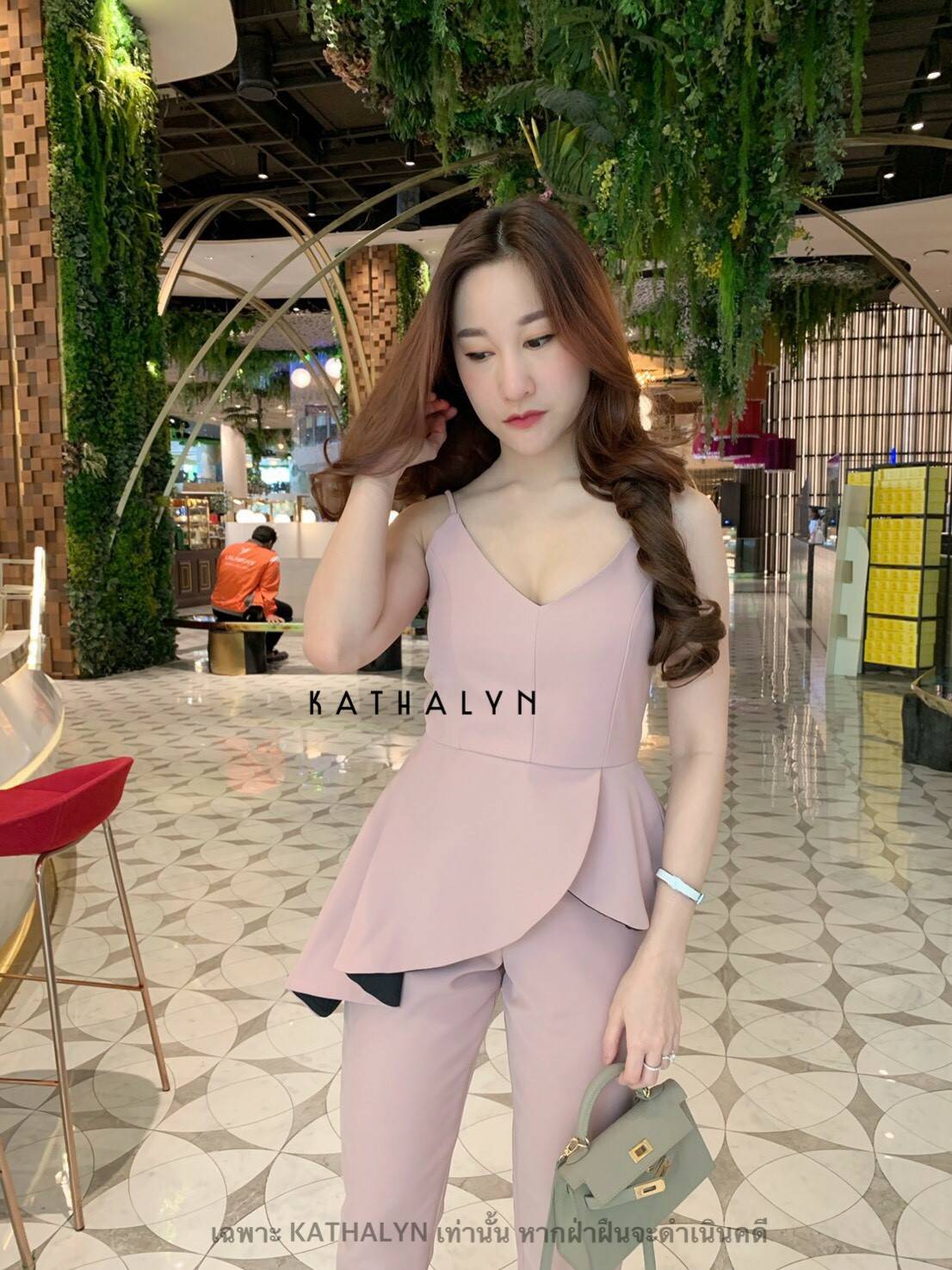 เสื้อสายเดี่ยวหน้าอกคว้านคอวีทรงเข้ารูป