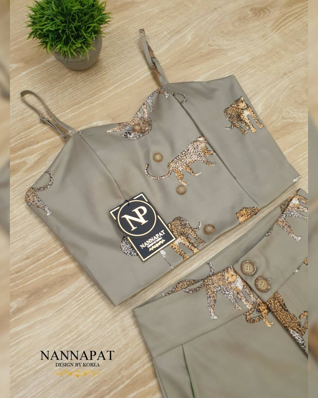 เสื้อคร็อปสายเดี่ยวซิปหลัง