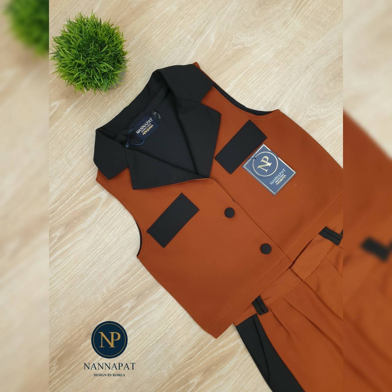 เสื้อกระดุมหน้าแต่งแถบดำ