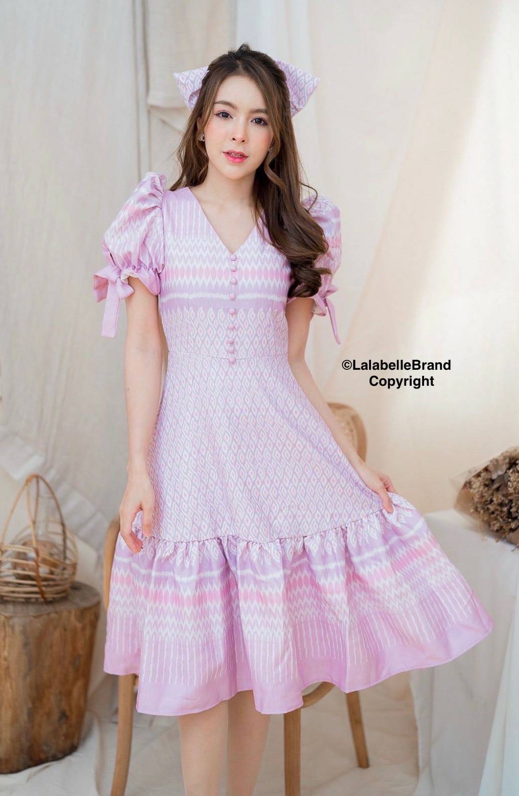 ผ้าไทยลายสีชมพูคอวีกระดุมหน้า