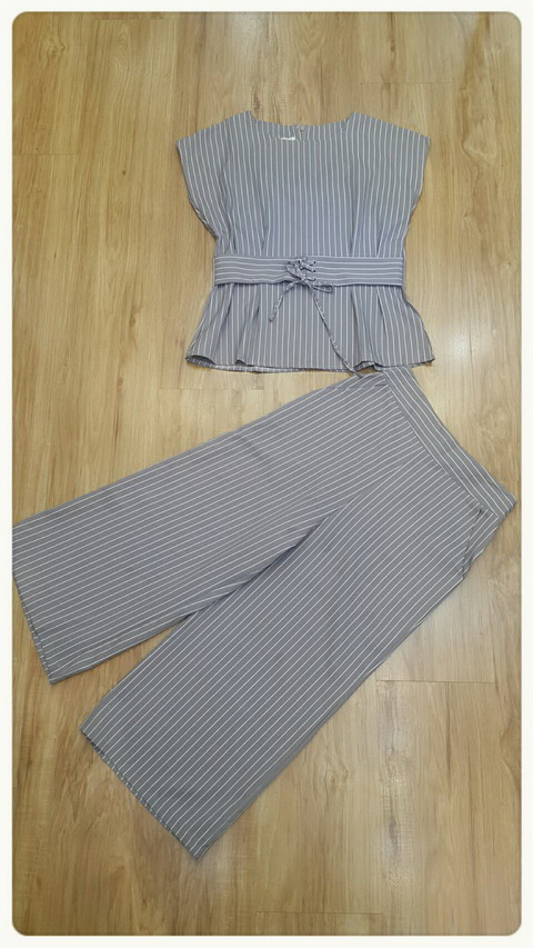ผ้าลายริ้วเสื้อคอกลมแขนสั้น มีเข็มขัดผ้าติดกับชุด