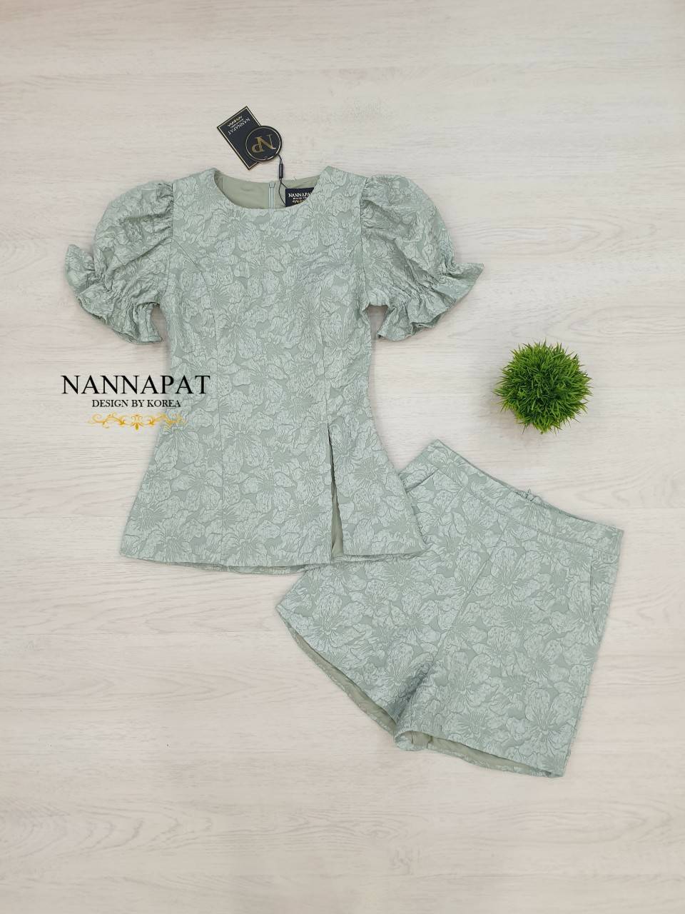 เสื้อซิปหลัง มีฟองน้ำอกสีเขียว