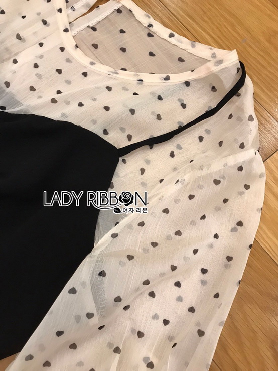 ลิตเติ้ลแบ็กเดรสสีดำทับเสื้อชีฟองลายจุดหัวใจ