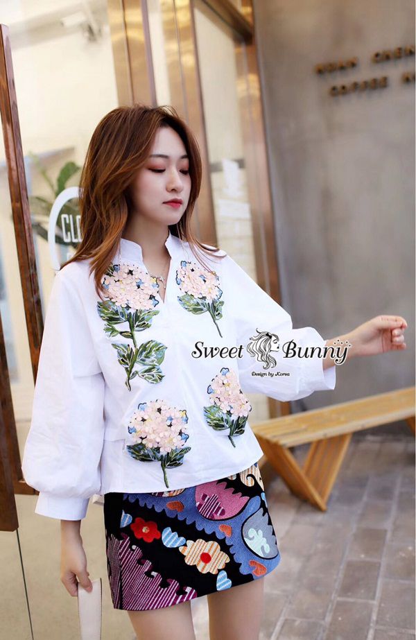 เสื้อเชิ้ตคอจีน ผ่าหน้าทรงคอวีนิดๆ แขนยาวทรงพองๆ