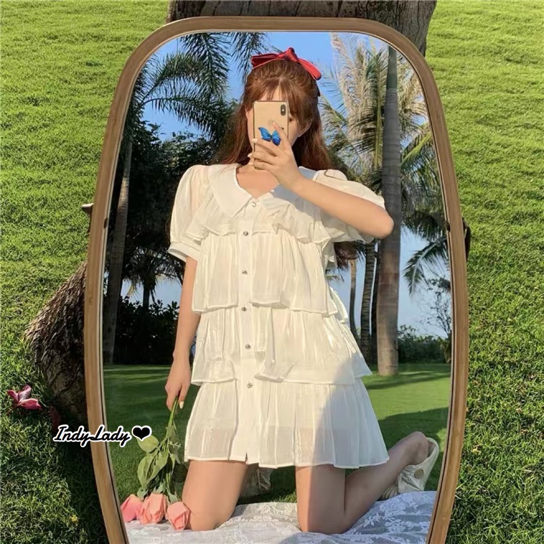 ดรสสั้น สีขาว คอปก เนื้อผ้าเป็นเงาๆ