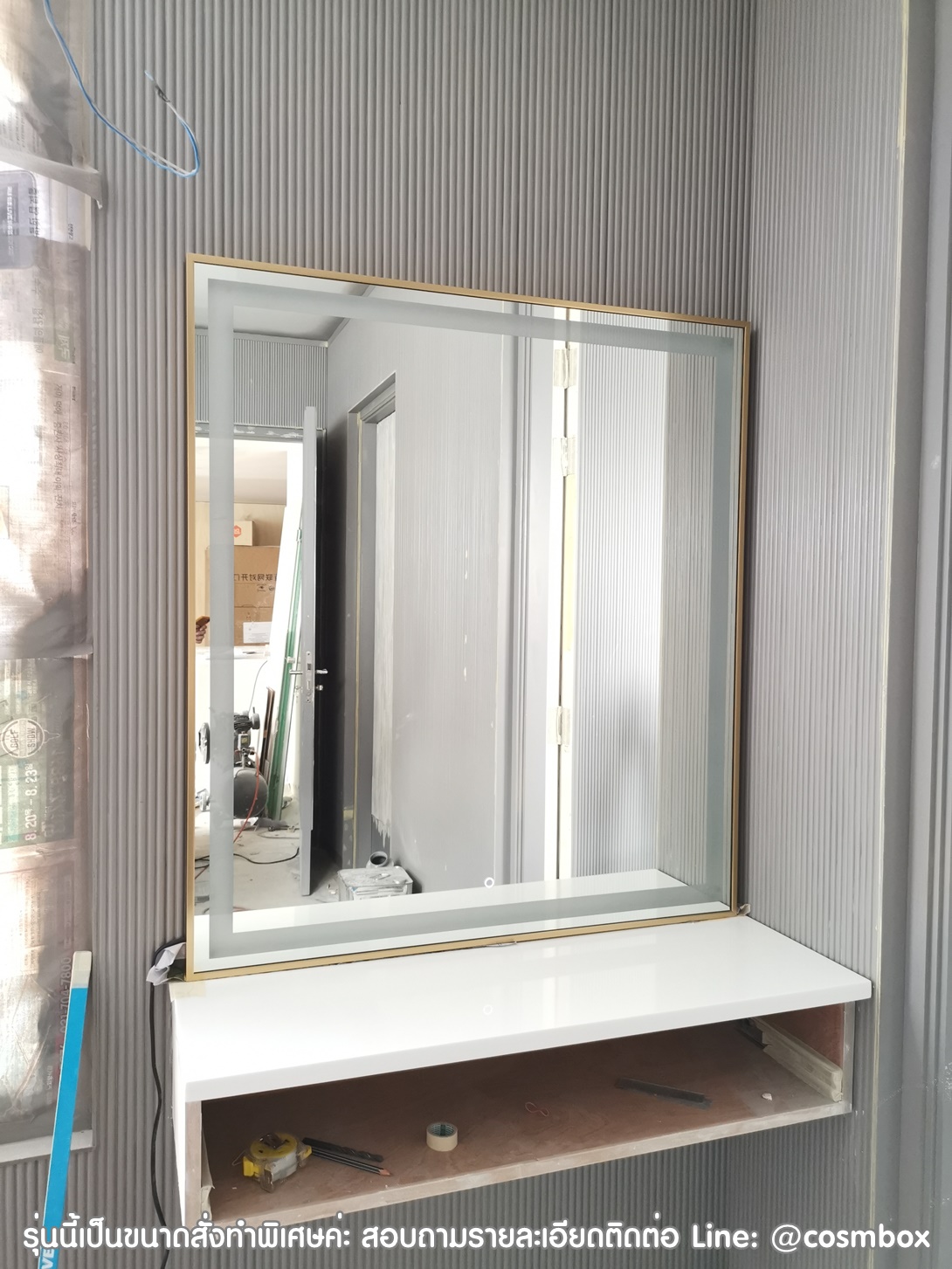 กระจกแต่งหน้า กระจกมีไฟ (ซ่อนไฟ) - 90 x 100 cm. (รุ่นแขวนผนัง) สีทอง