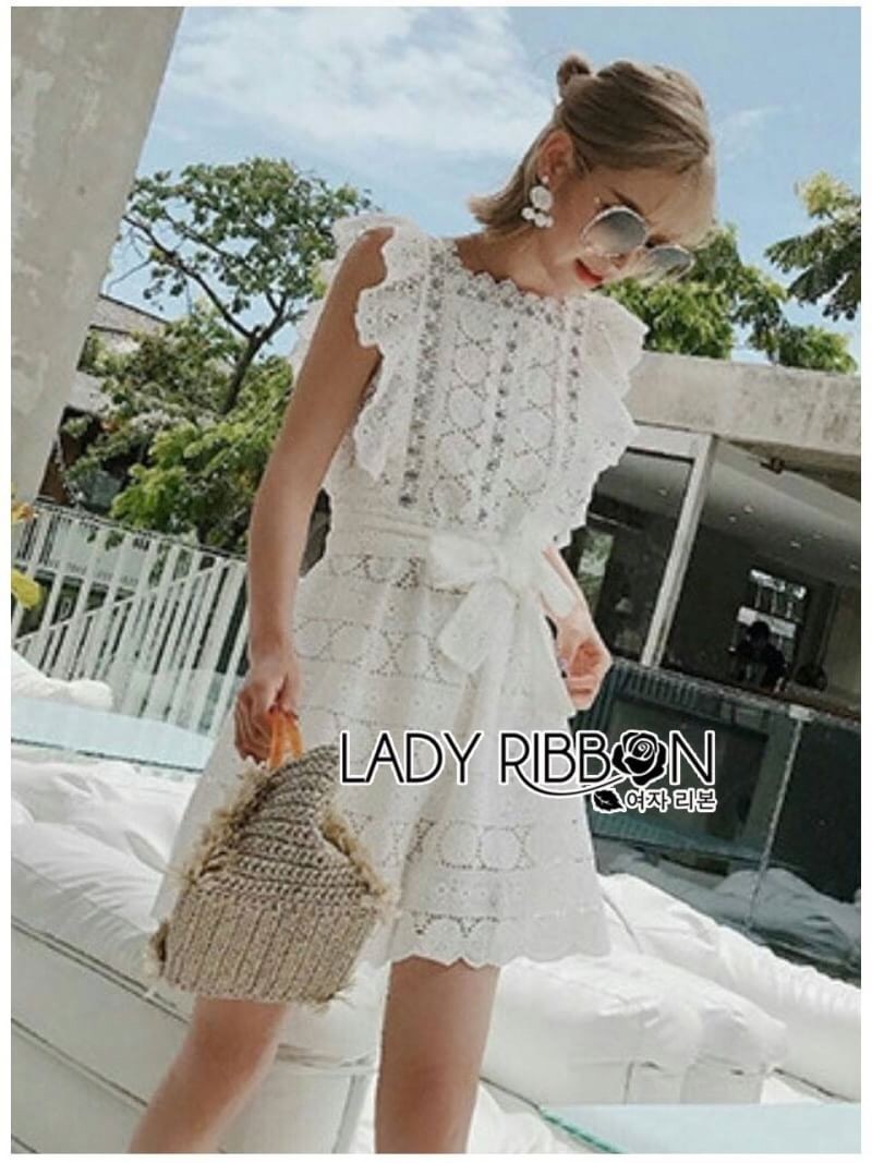 Jumpsuit with Ribbon จัมป์สูทขาสั้นทรงเอพรอนผ้าลูกไม้สีขาว