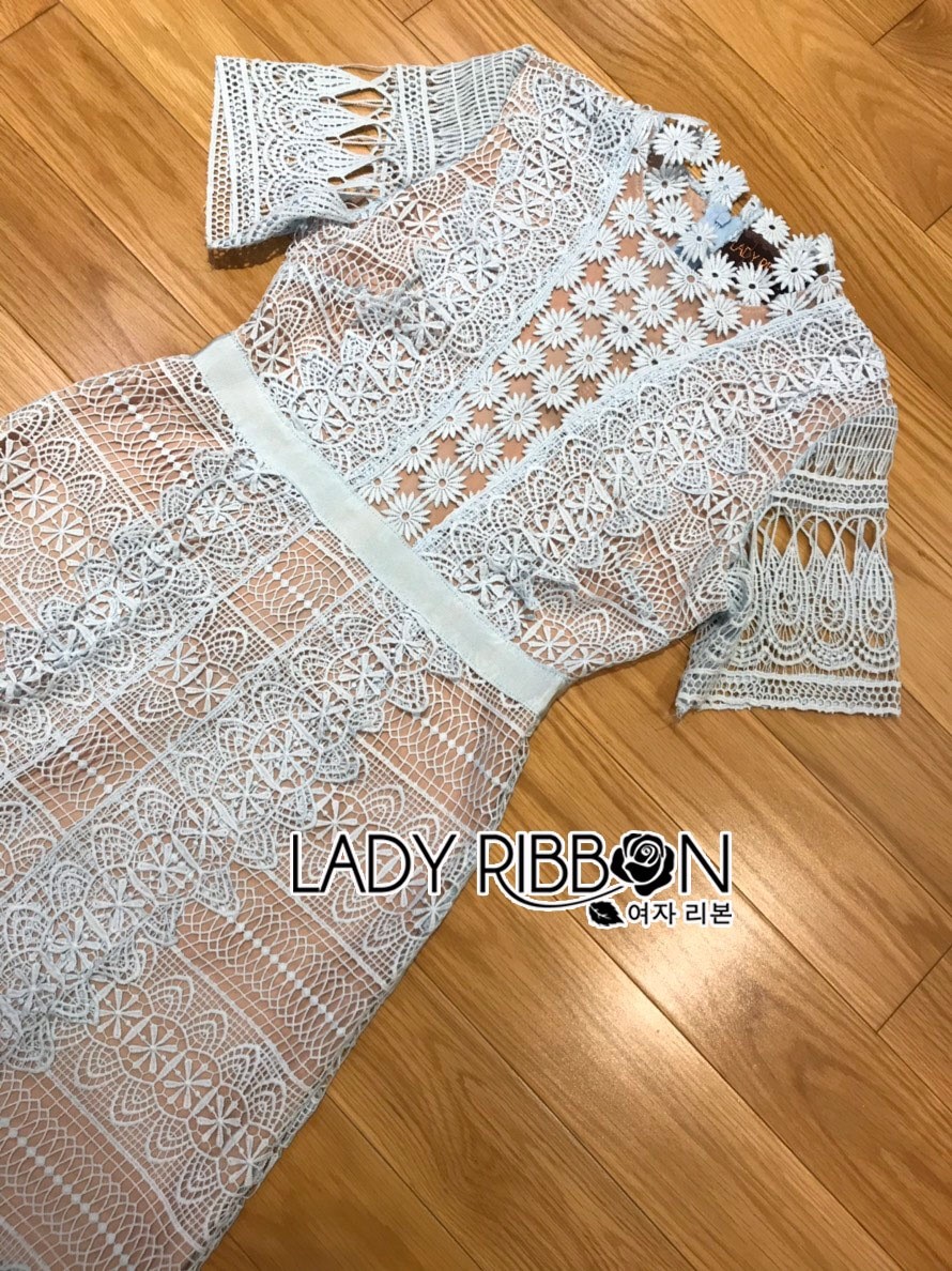 เดรสสั้นผ้าลูกไม้สีฟ้าอ่อนสดใส ลุคนี้เป็นแนวหวานๆ