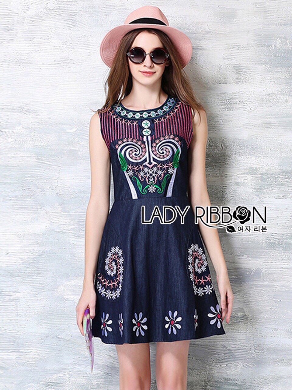 Lady Ribbon ขายส่ง LR08260516 🎀 Lady Ribbon's Made 🎀 Lady Lily Sweet Casual Flower Embroidered Denim Dress