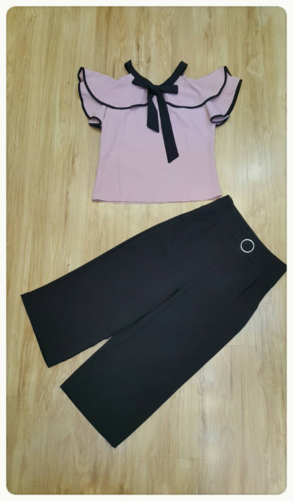 เสื้อทรงเว้าไหล่ คอกลมผูกโบว์