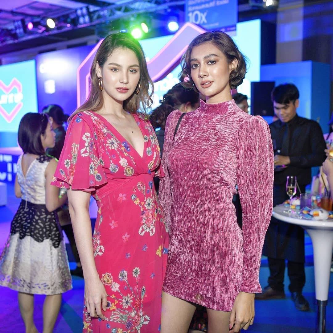 เดรสสีชมพูแขนทรงระบาย