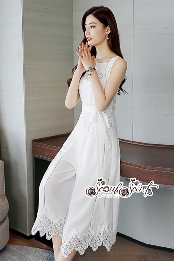 จั้มสูทสายเดี่ยว ทรงคอเหลี่ยมเป็นผ้าสีขาว