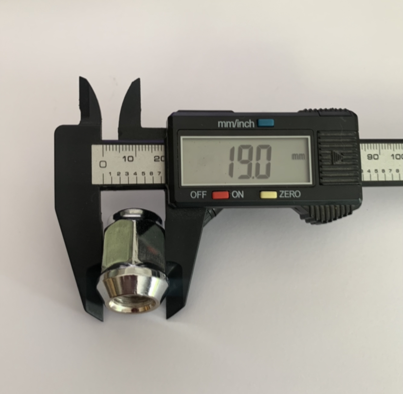 น๊อตล้อ รถยนต์ น๊อตเดิมติดรถ ขนาด 12 x 1.5 เกลียว1.5 บล็อกเบอร์ 19 สีเงิน เหล็กชุบโครเมียม