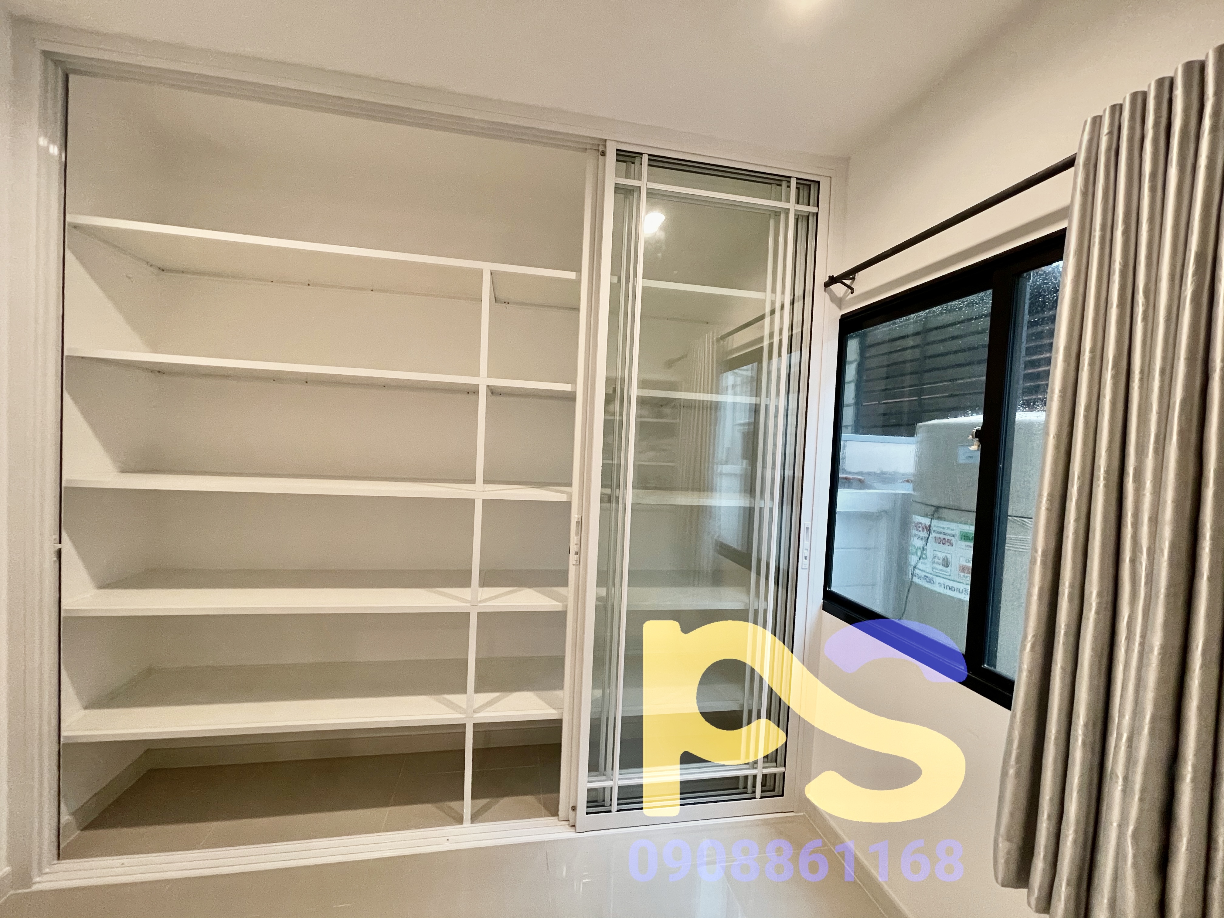 บิ้วอินตู้เก็บของและตู้โชว์ด้วยประตูบานเลื่อนกระจกอลูมิเนียมพร้อมชั้นวาง