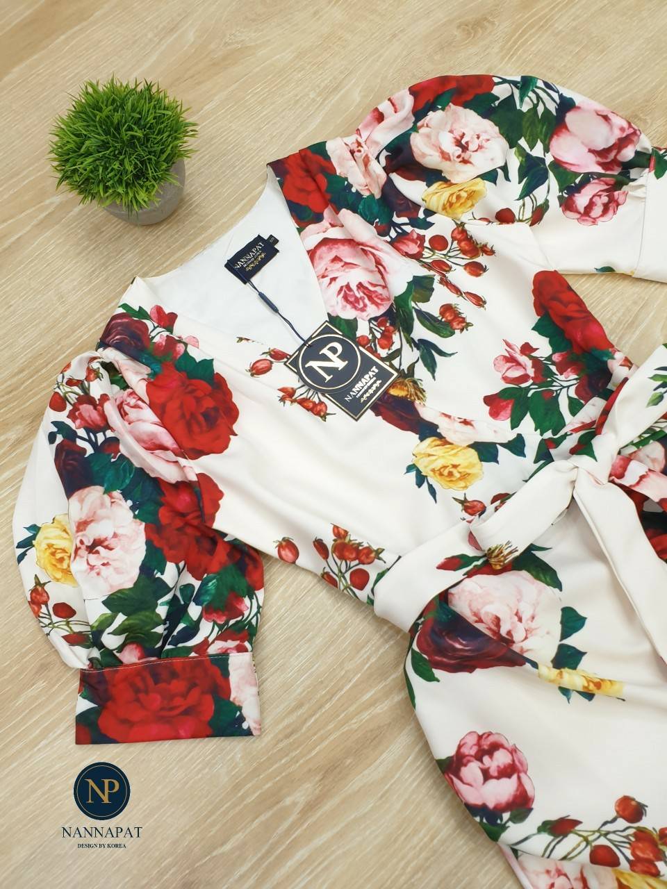 เดรสลายกุหลาบสีสวยสด