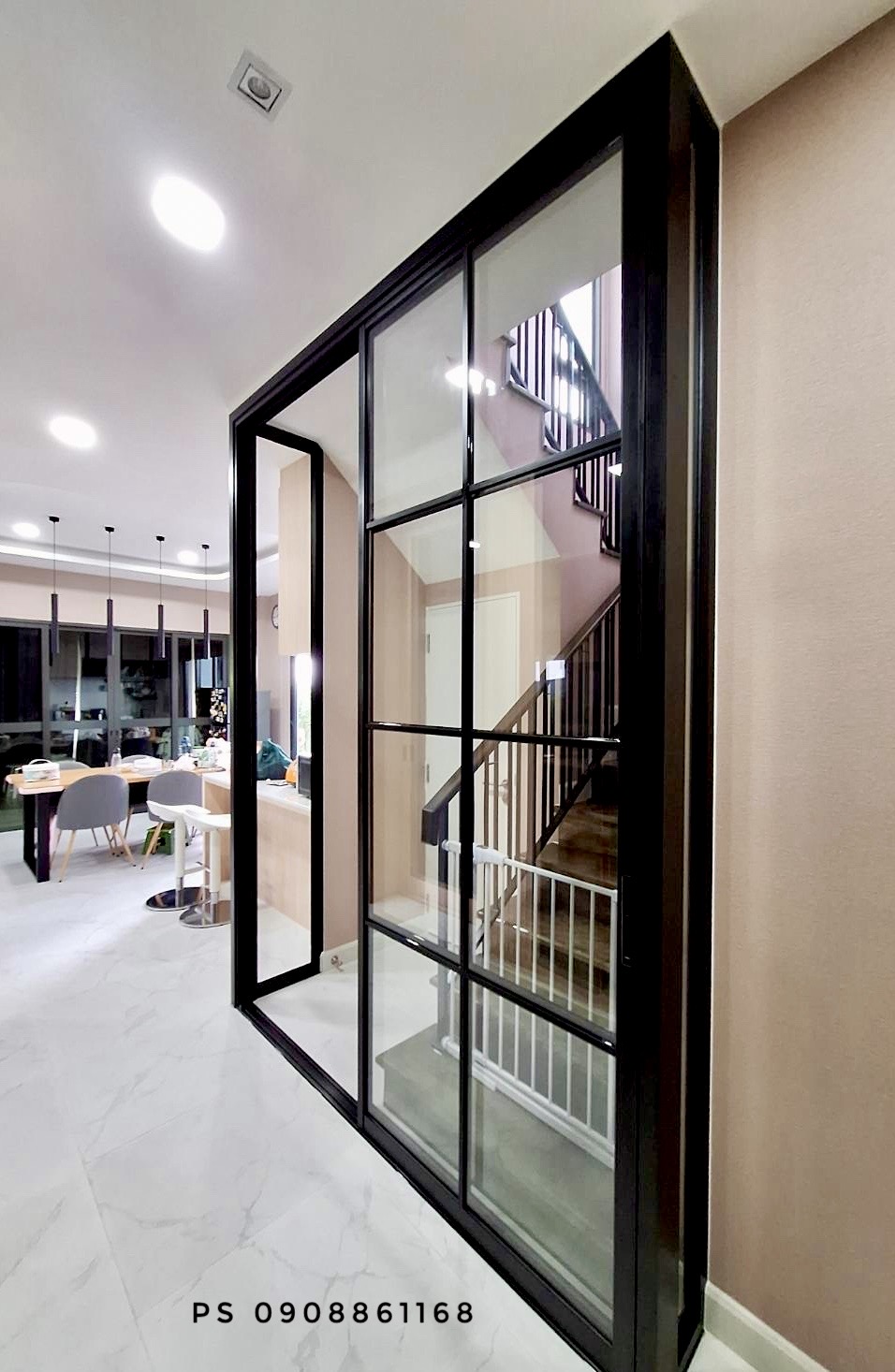 กั้นห้องหน้าบันไดด้วยประตูบานเลื่อนอลูมิเนียมสีดำกระจกเทมเปอร์ใสคาดลายลูกฟัก