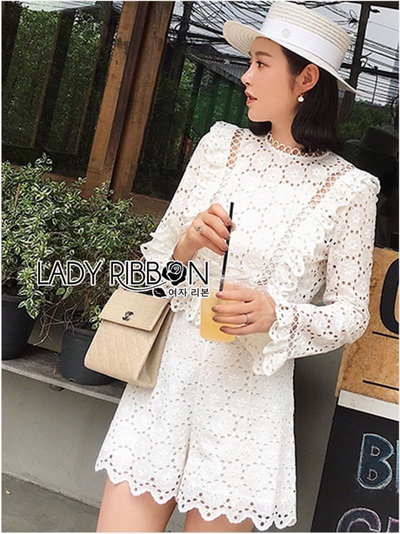เสื้อแขนยาวตกแต่งระบายและกางเกงขาสั้นสีขาว
