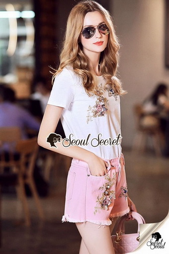 เสื้อสีขาว+ กางเกงสีชมพู